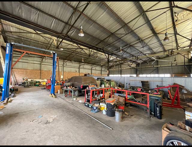 2,200M² WAREHOUSE FOR SALE IN CHLOORKOP